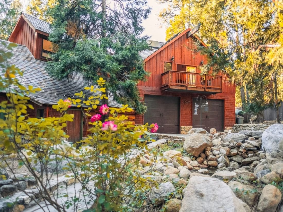 Root-Stone Lodge among the pines in Idyllwild, California